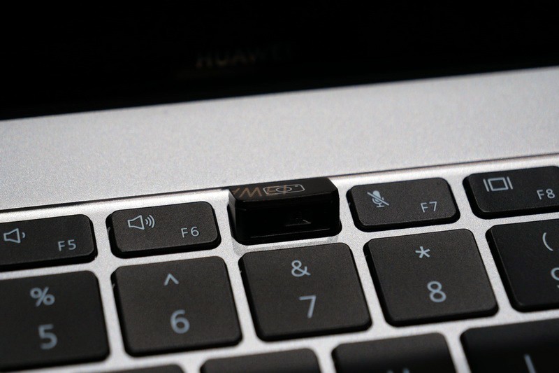 ポップアップ式のWebカメラ搭載も同様