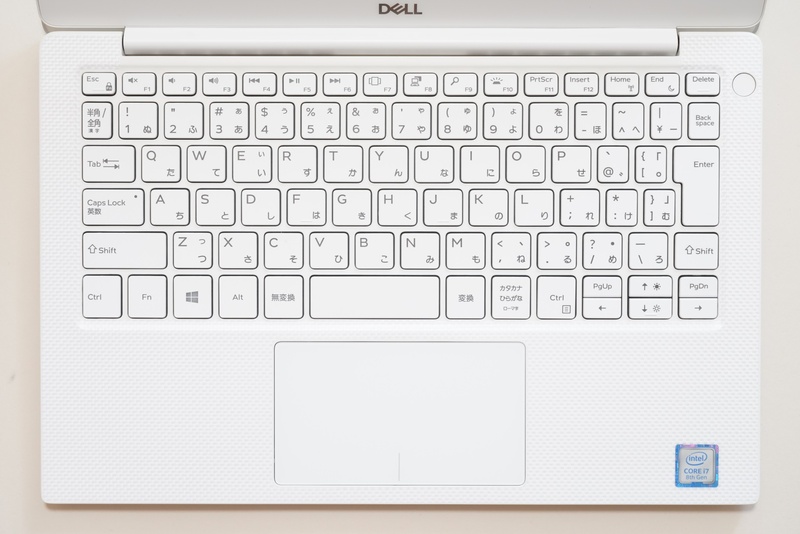 キーボード面。ローズゴールドとフロストモデルには共通してアークティックホワイトの織り込みグラスファイバーのパームレストが採用されている