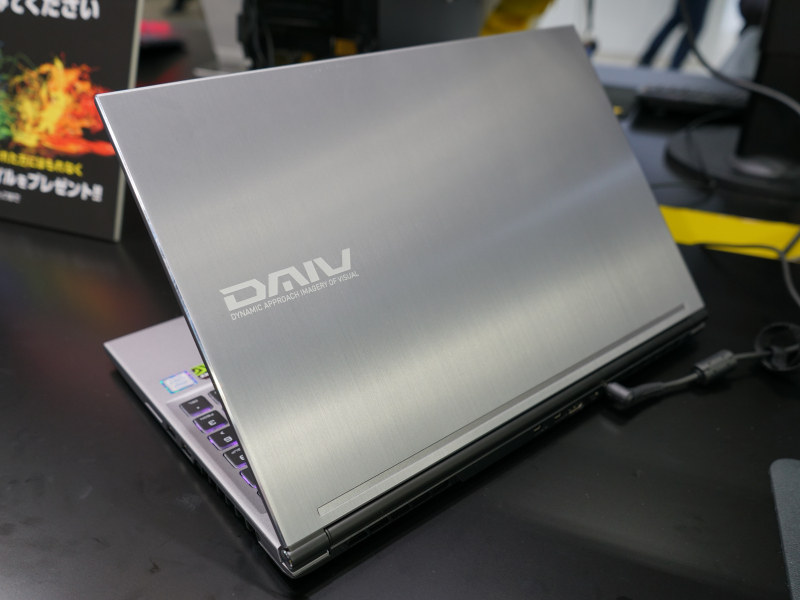 ヘアライン加工の天面