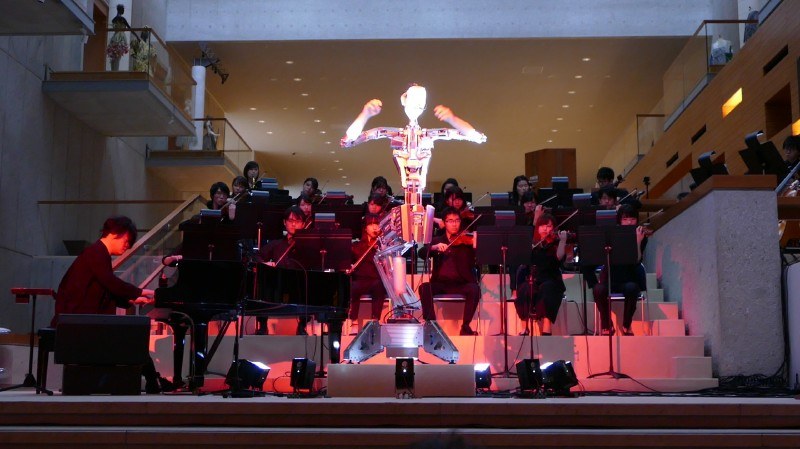 人に似ているが異なる動きに人間が戸惑うところが面白いという