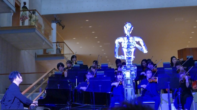 人に似ているが異なる動きに人間が戸惑うところが面白いという