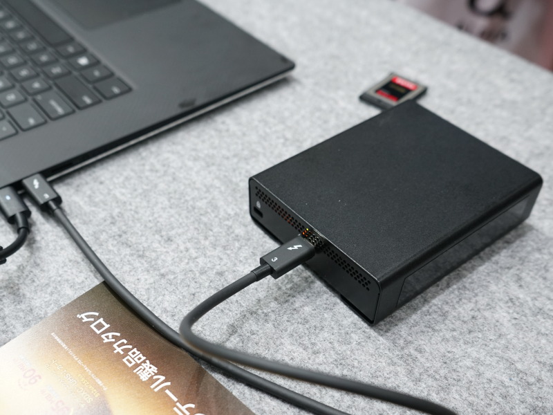カードリーダはThunderbolt 3で接続