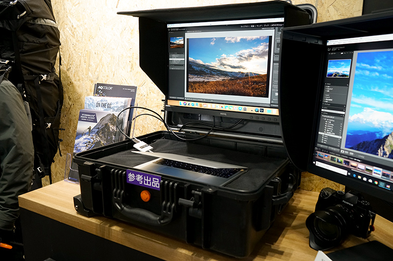 開発中のキャリングケース。内蔵しているのは24.1型液晶「SW240」