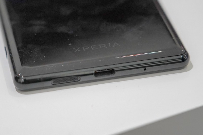 底面のUSB Type-Cポート