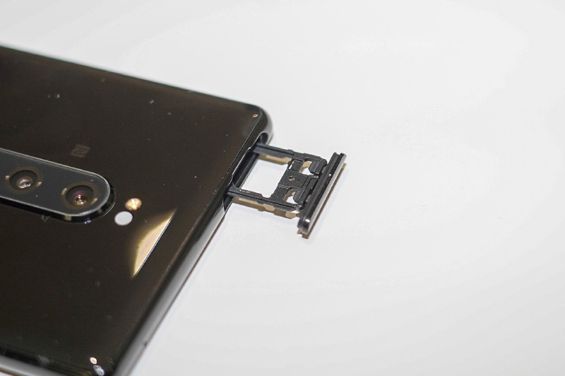 SIMカード/microSDXCスロット、ピンがなくても取り出すことができる