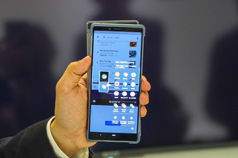 マルチウインドウの上下どちらにアプリを置くかはオーバーレイ表示されるツールから選択できる