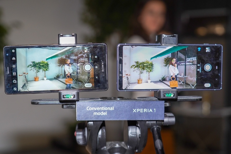 右側のXperia 1ではモデルさんの瞳を緑の四角で追えていることを示している