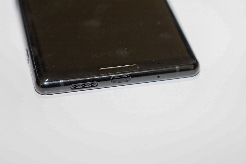 Qiの機能はないため、USB Type-Cでの充電になる、USB-PDを利用した急速充電に対応している