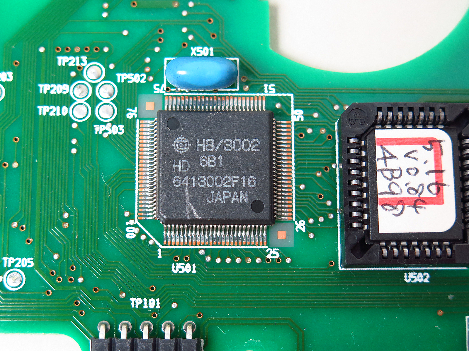 マイクロコントローラは日立製の「H8/3002」