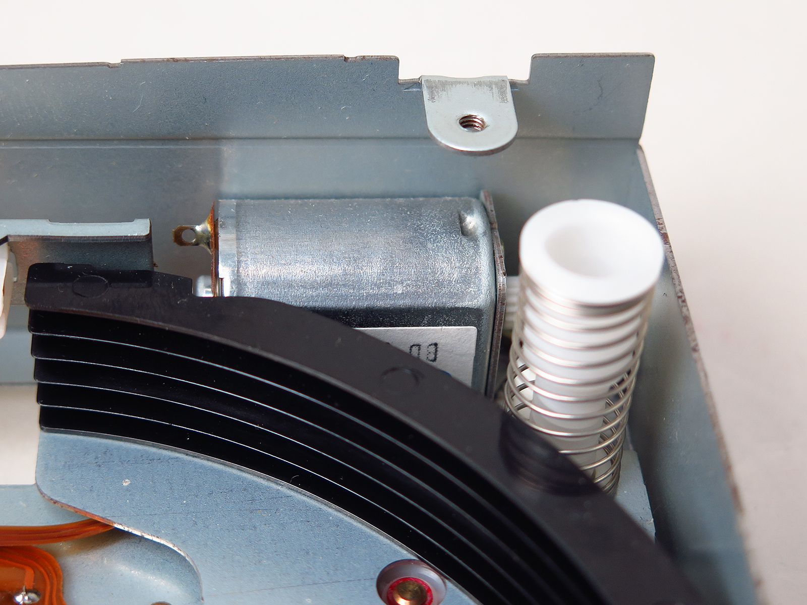 CD保持部の昇降に使われるマブチモーター製の小型モーター