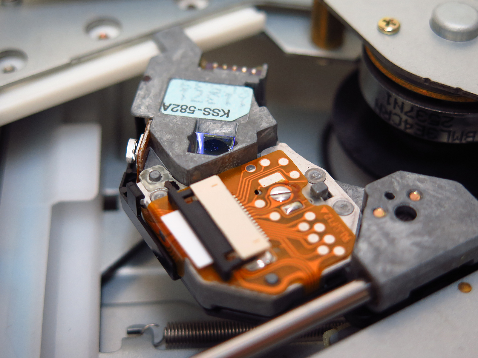 ピックアップはソニー製の「KSS-582A」