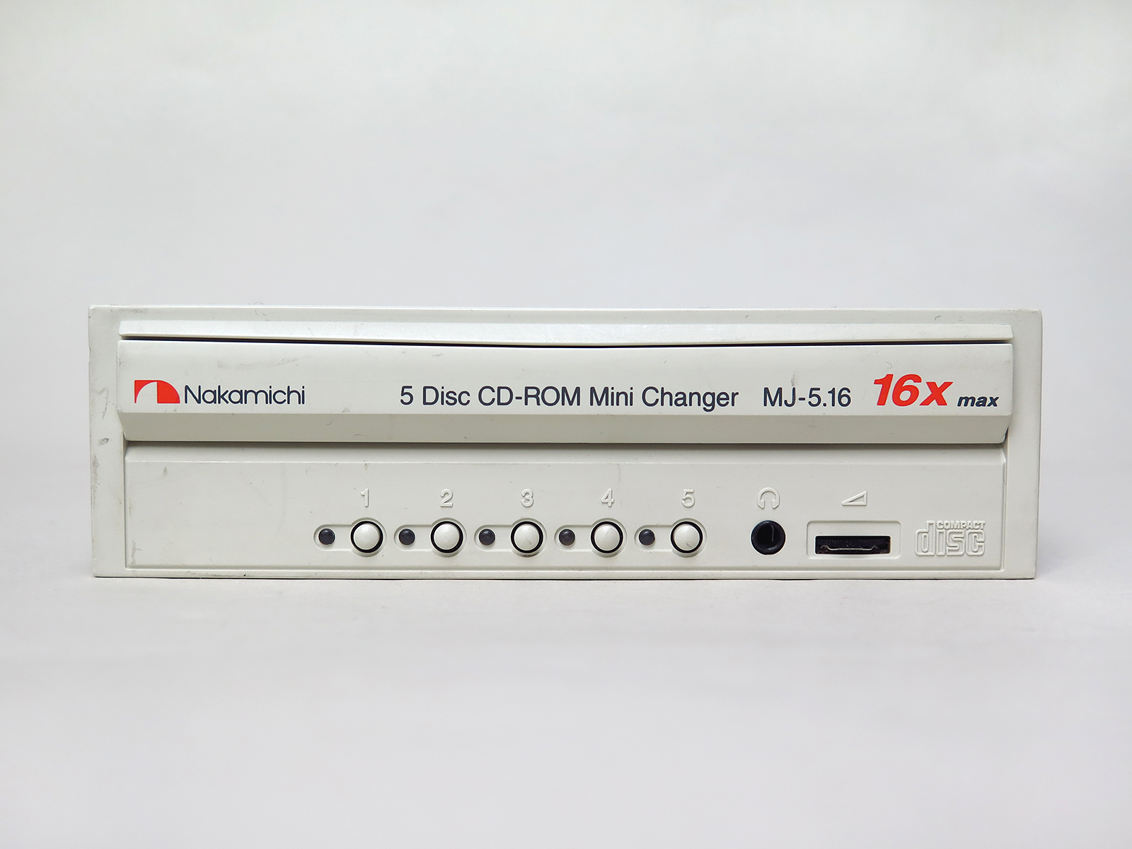 5つのCDに対応するボタンとLEDを備えている。CDがローディングされたときは黄色に光る