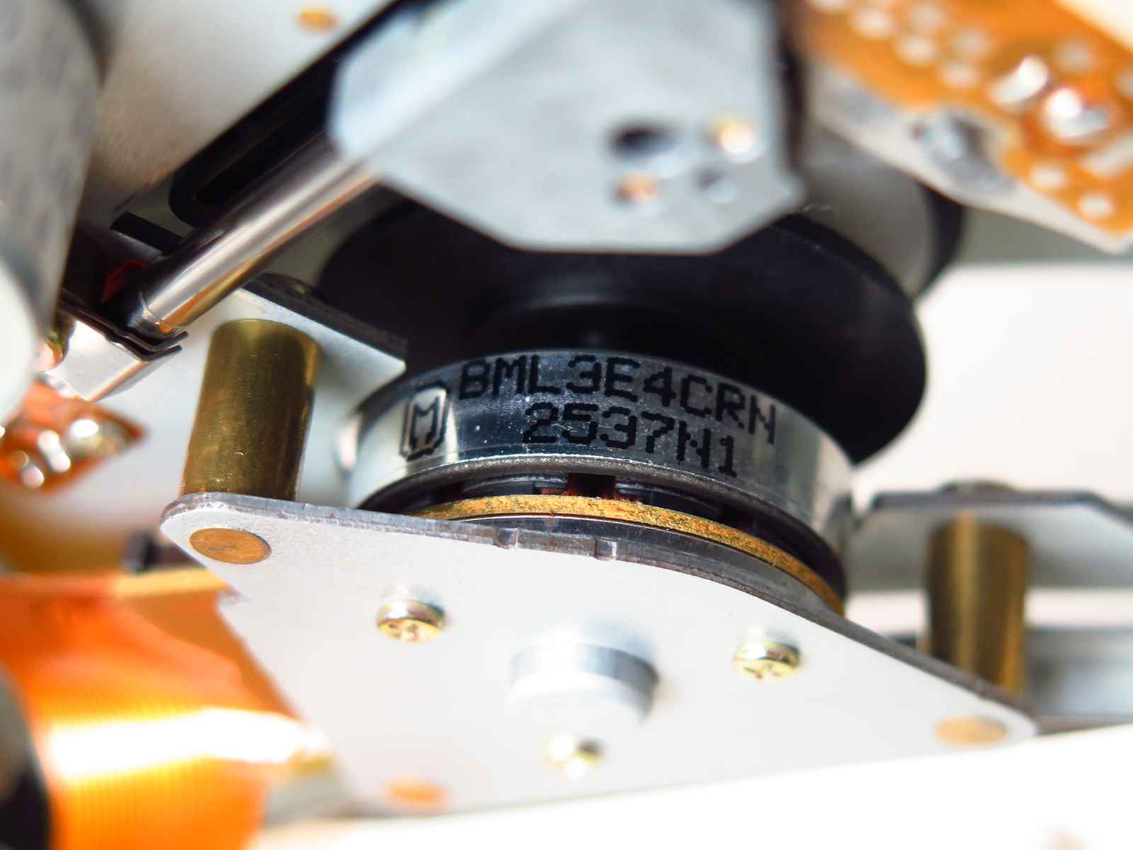 CDの回転に使われるモーターは松下製