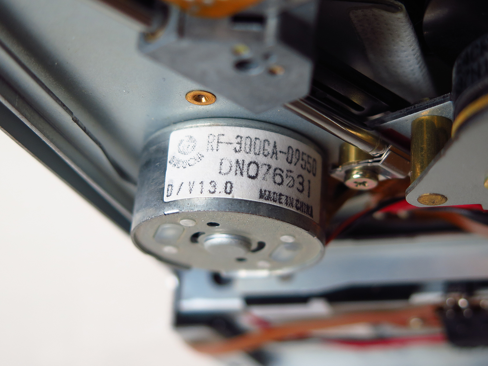 ピックアップの移動用モーターもマブチモーター製