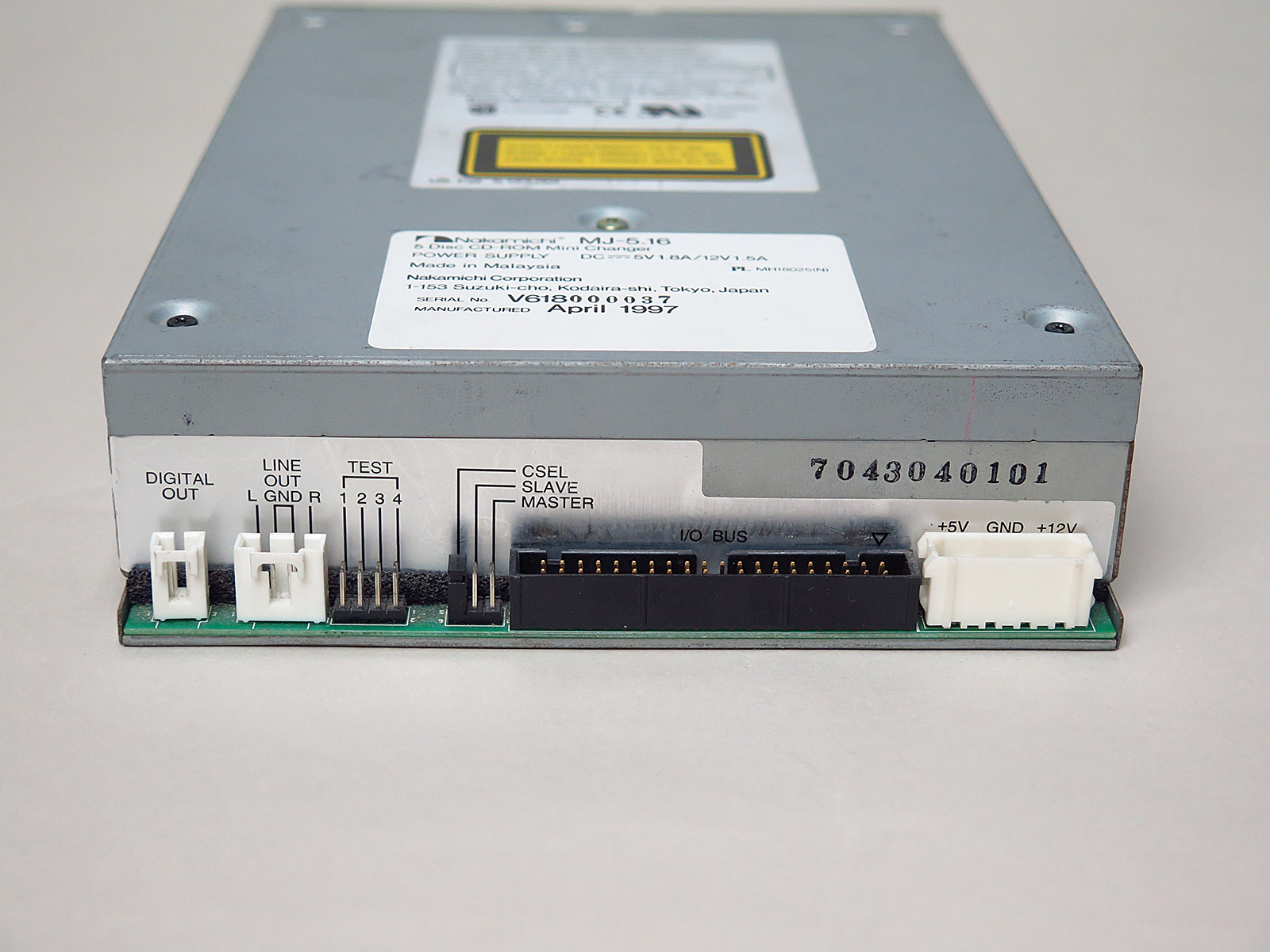 インターフェイスはIDE。マスタースレーブの選択ジャンパーや、サウンドカードへのデジタル/アナログ出力ピン、用途不明なテストピンも見える