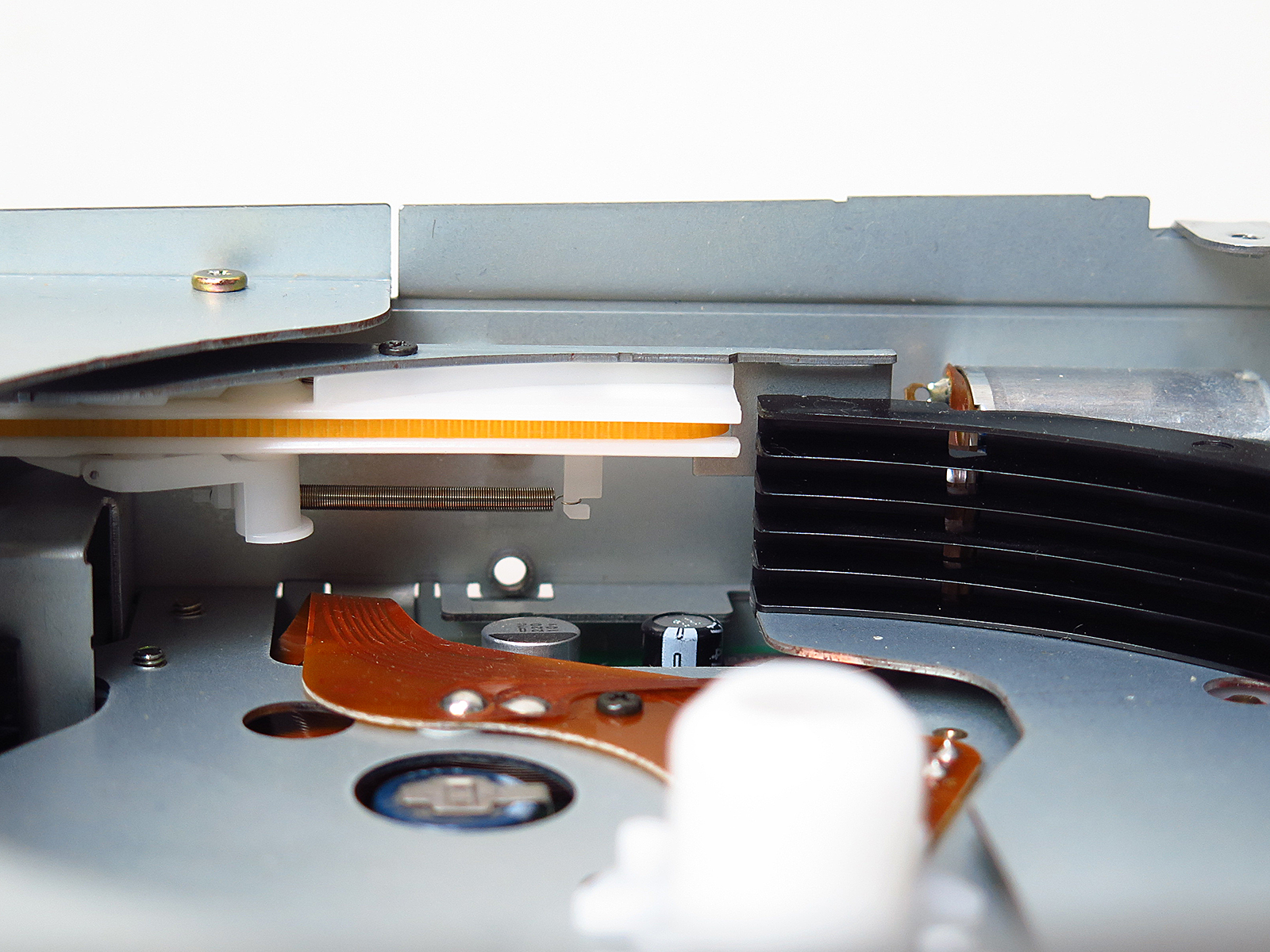 CDを挟むレールの片方にベルトがついており、これでDCを運搬する