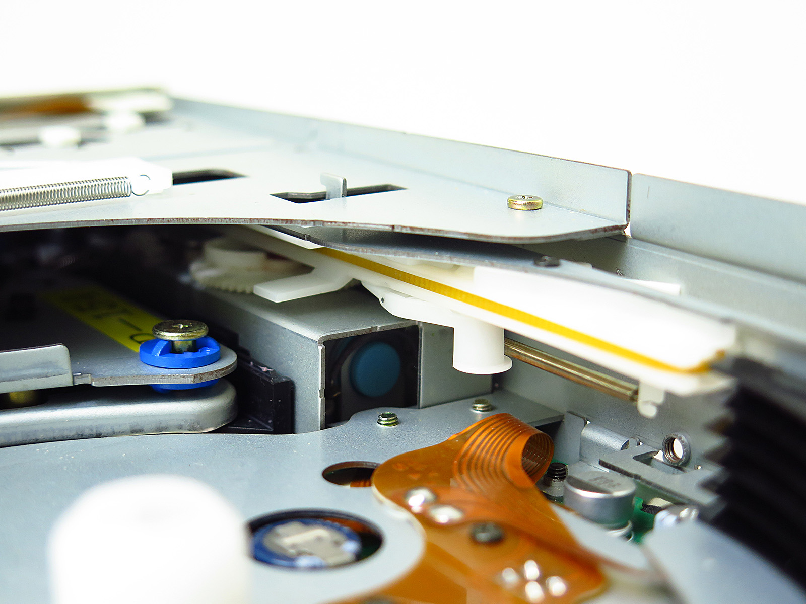 ベルトを稼働させたりする部分にもマブチモーター製のモーターが使われている