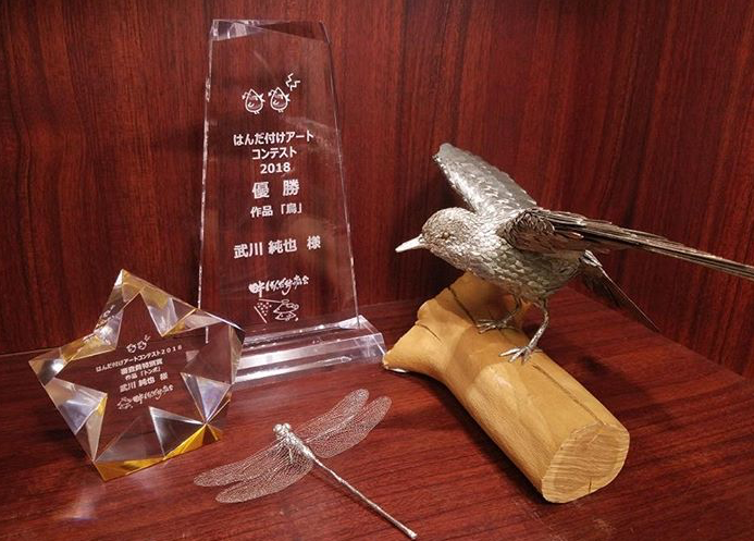 2018年度コンテストの優勝作品とトロフィー