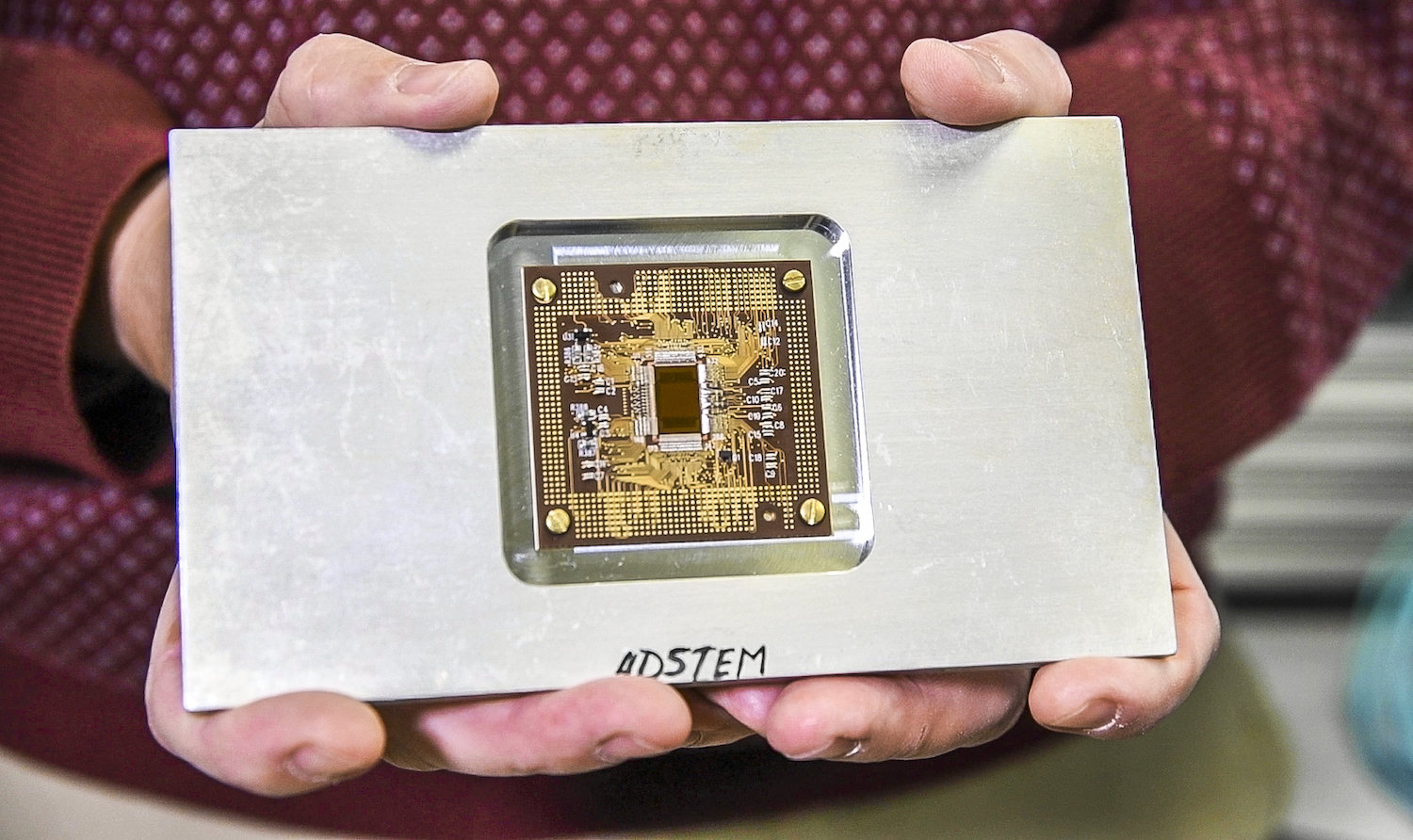 4Dカメラシステムに組み込まれているコンピュータチップ Credit: <a href="https://newscenter.lbl.gov/2019/02/21/big-data-at-the-atomic-scale-new-detector-reaches-new-frontier-in-speed/" class="n" target="_blank">Thor Swift/Berkeley Lab</a>