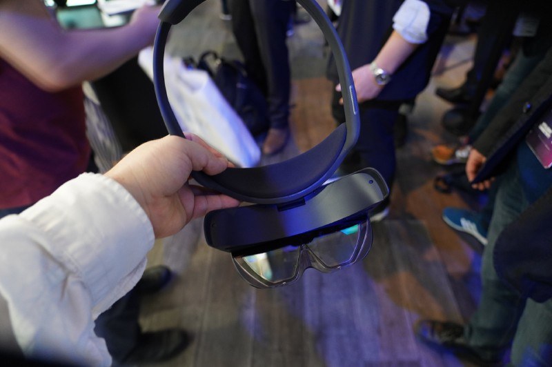 レンズ部分を跳ね上げたところ