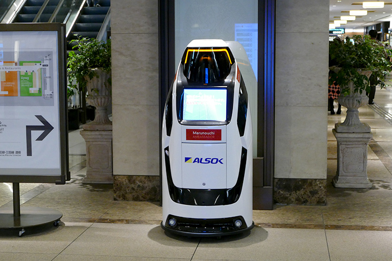 新丸ビル地下に設置されているALSOKの警備ロボット「Reborg-X」