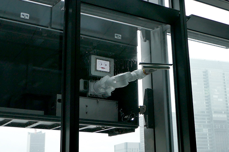 従来機種では20cm程度の拭き残し部位があったが、ロボットでは端から端まで清掃できる