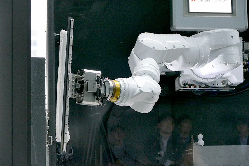 ロボットアームは安川電機製