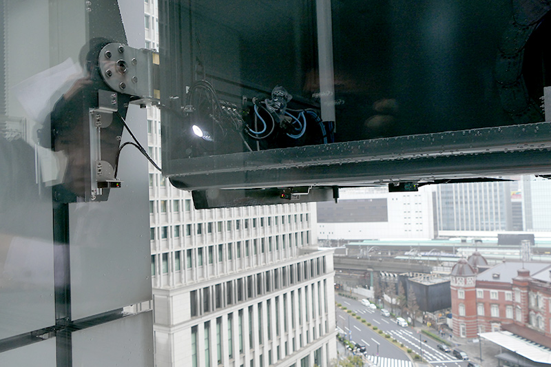 本体外枠にもセンサーがあり、窓枠を検知して本体位置を決める