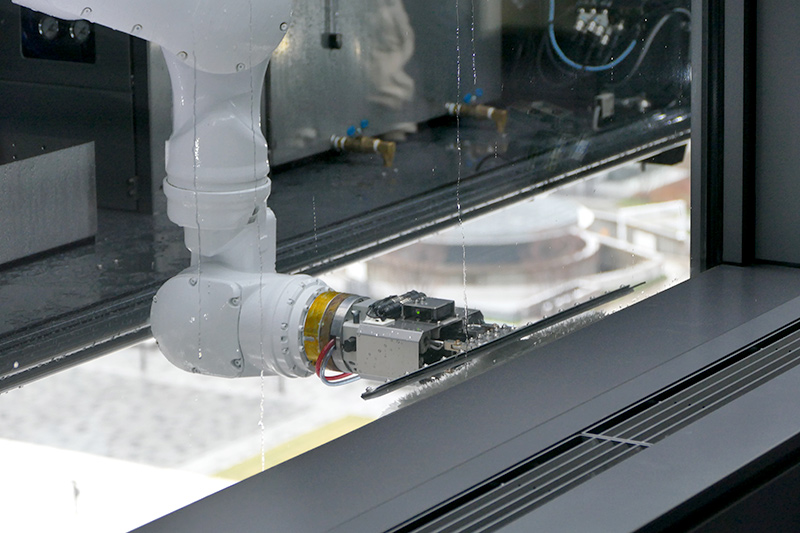 線部分には窓洗浄用スクイジーと光電センサー