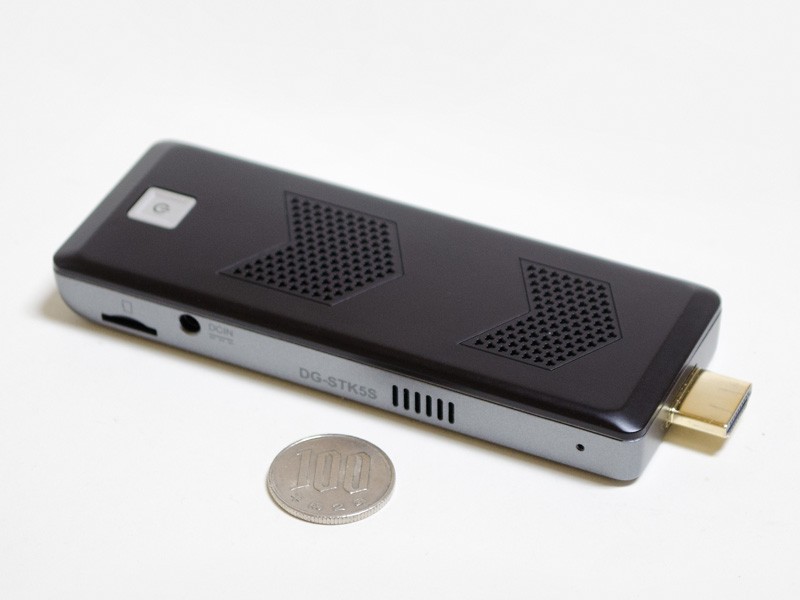 左側面にはmicroSDカードスロット、電源入力を装備