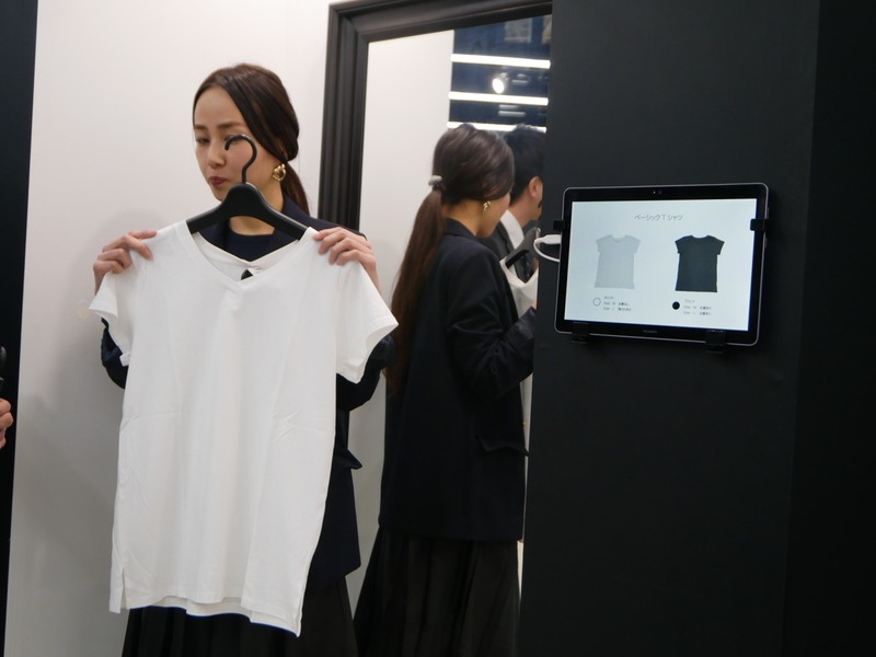 試着室に入ると在庫情報をもとにサイズ違いや色違いを表示