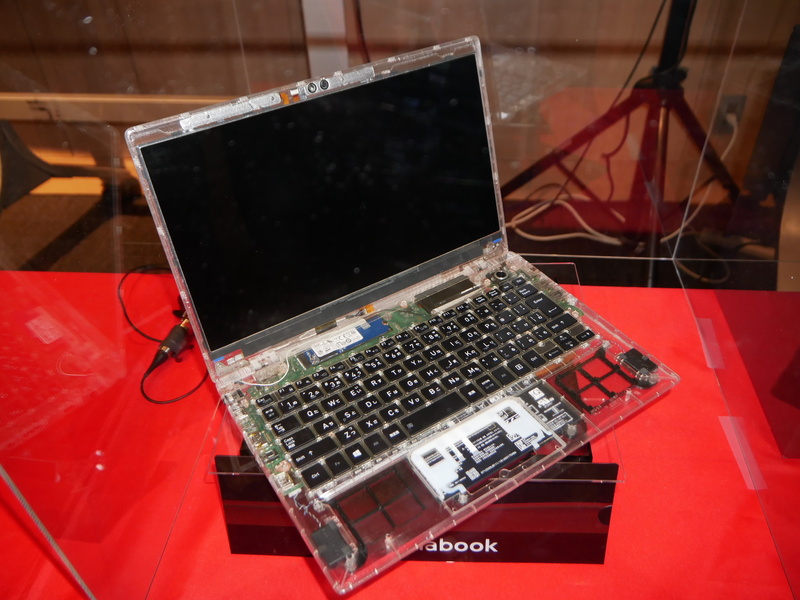 dynabook Gシリーズのスケルトンモデル。部品は標準的なものを使用しているという
