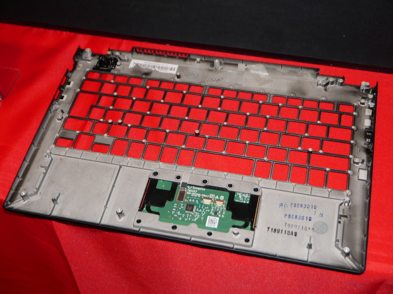 各カバーには、マグネシウムアルミニウム合金を採用