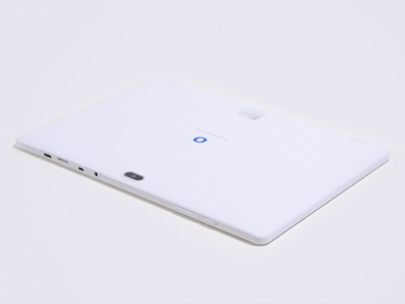 上側面に右側に電源ボタンとボリューム±ボタン。左側に各種コネクタ。右側面にはなにもない