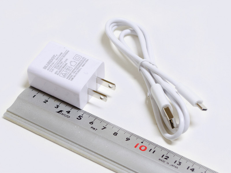 ACアダプタのサイズは約45×35×23mm(幅×奥行き×高さ)、重量34g、出力5V/2A