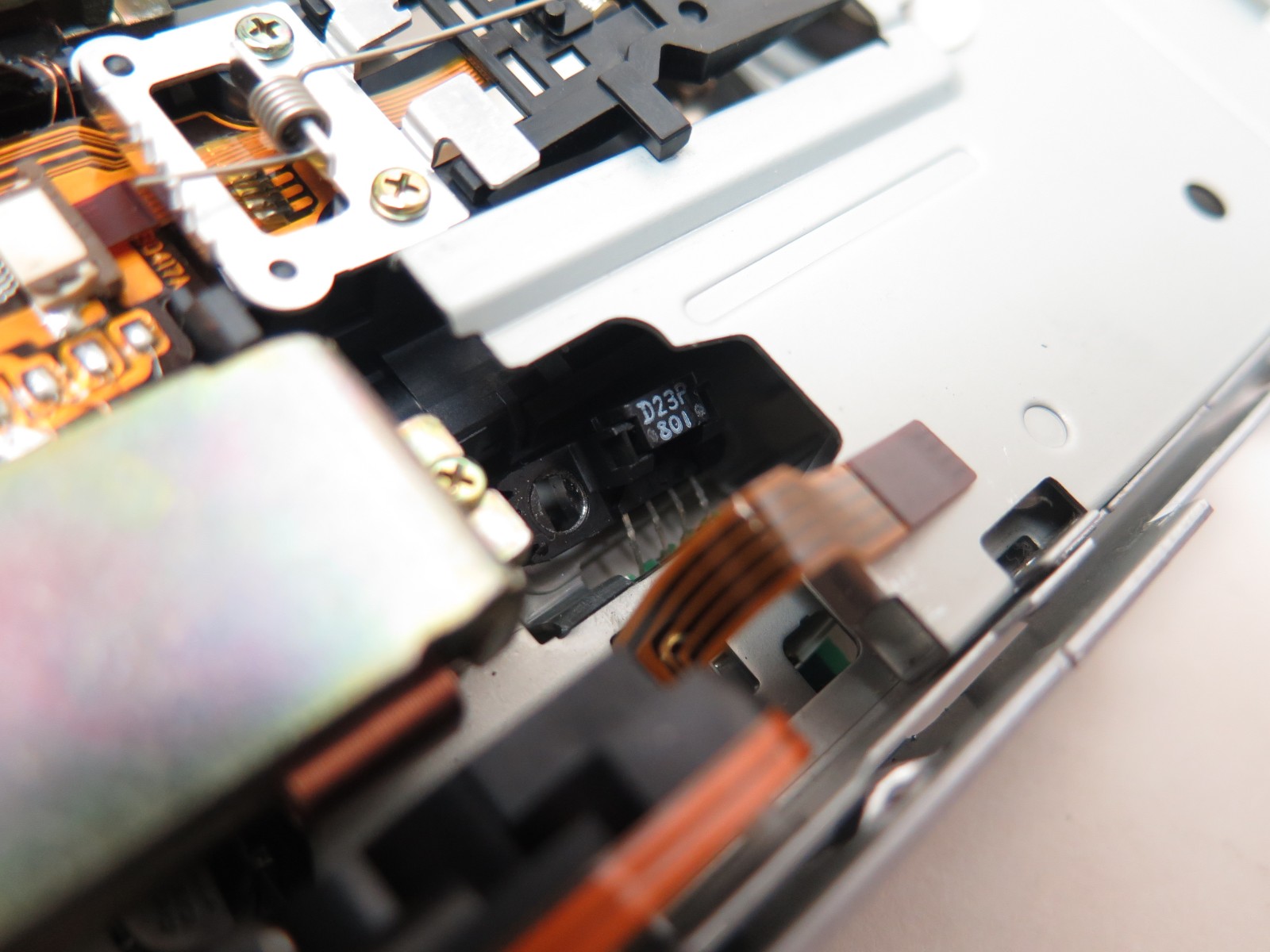 ヘッド位置検出用と思われる部品は、シャーシを貫通して基板と接続されている