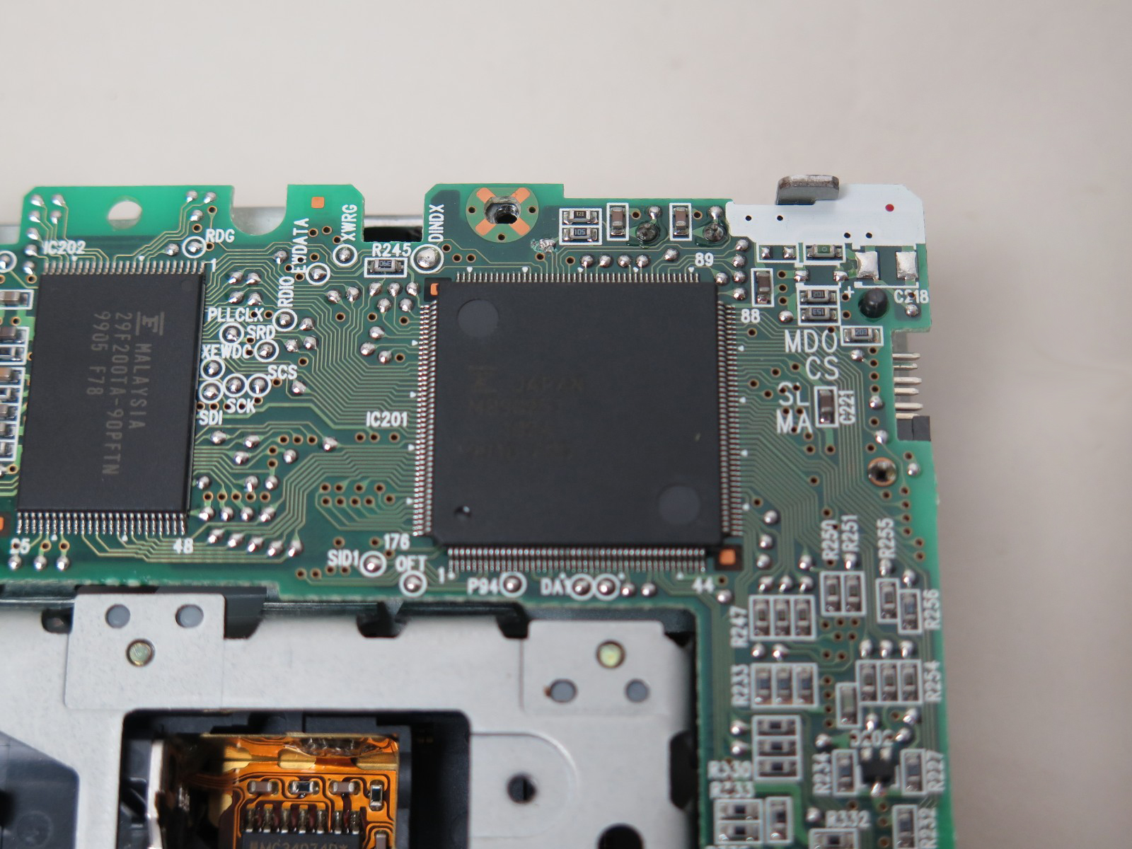 富士通製のマイコンと思われるチップと、フラッシュメモリ