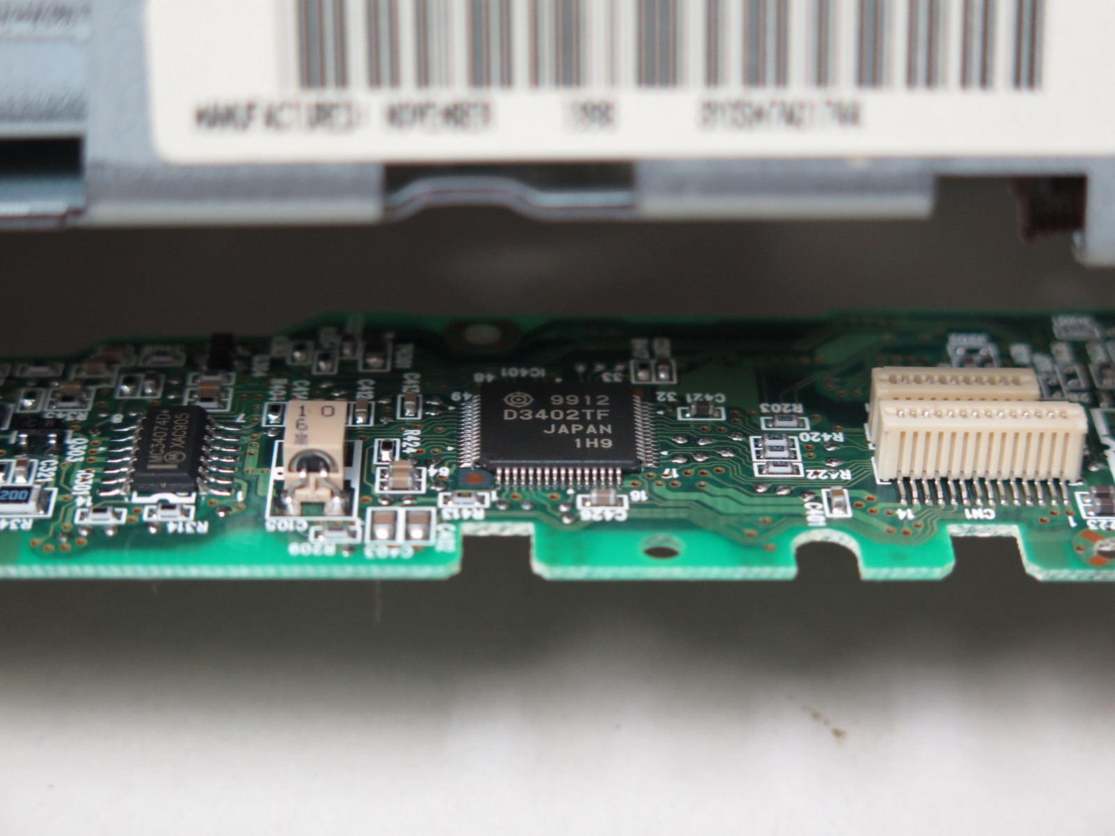 日立の「D3492TF」。調べてみても情報がなかったが、信号処理周りか、リニアアクチュエータ制御を担当していると思われる