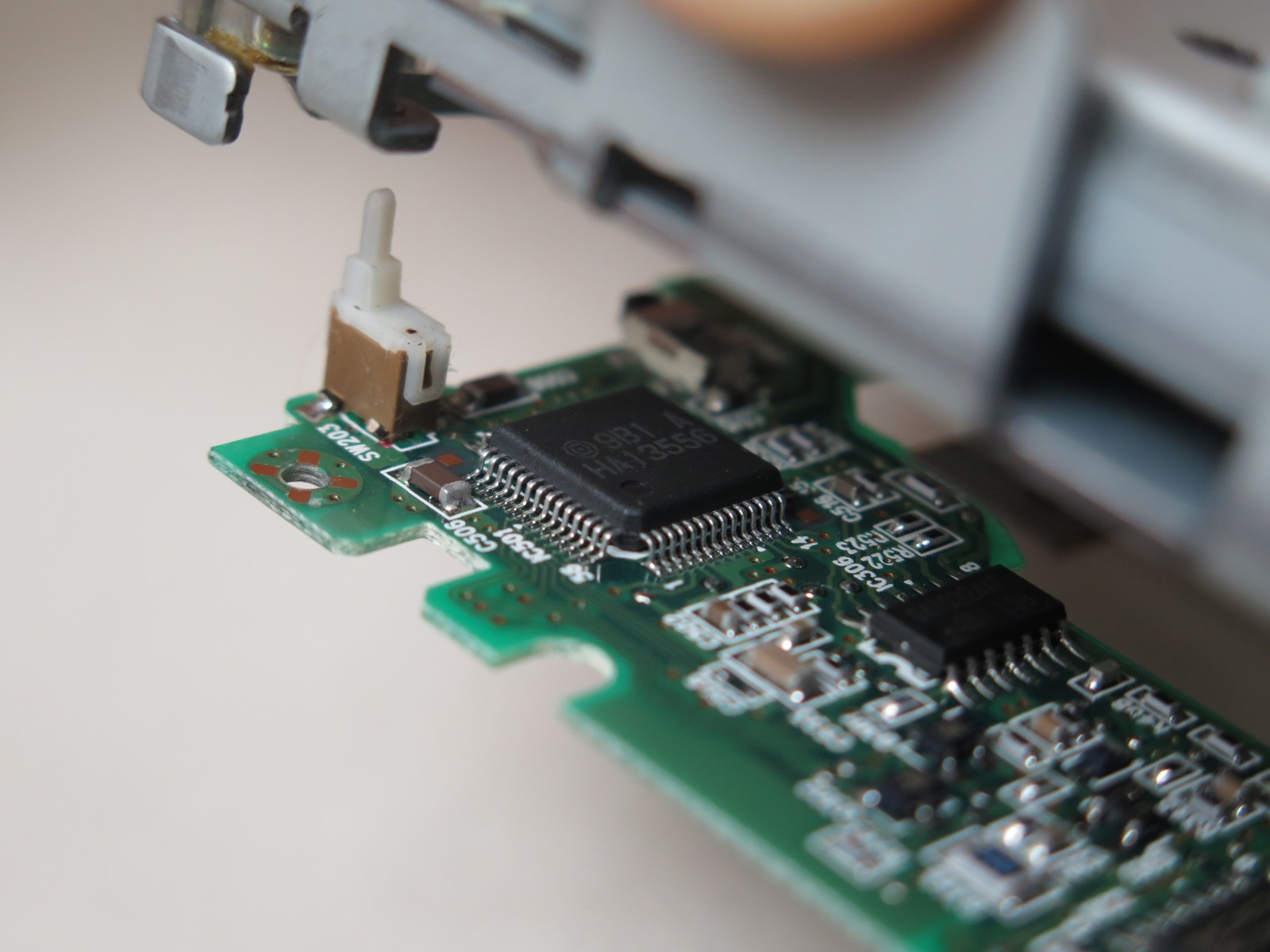 日立の「HA13556」。こちらもデータシートが見当たらなかったが、モーター制御周りのコントローラである可能性が高い