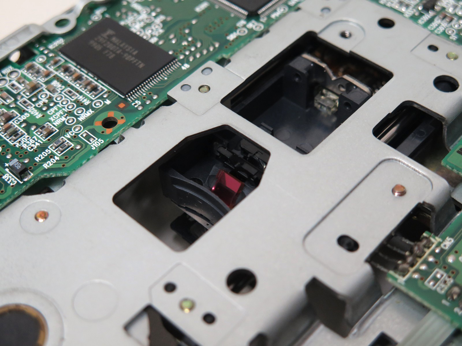 レーザーユニットが用いられており、屈折プリズムが見える