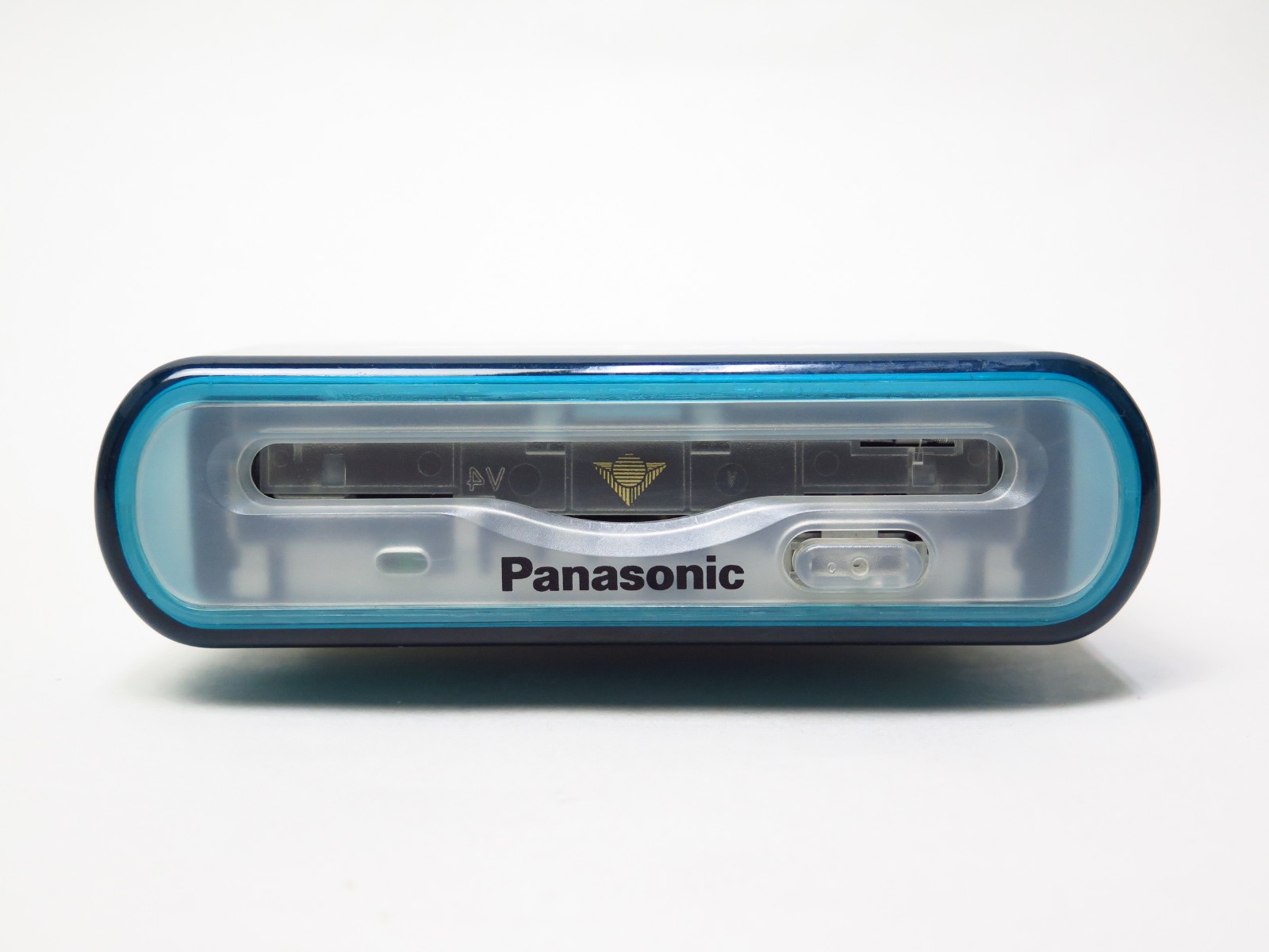 トランスルーセントの筐体で、iMac G3を彷彿とさせる