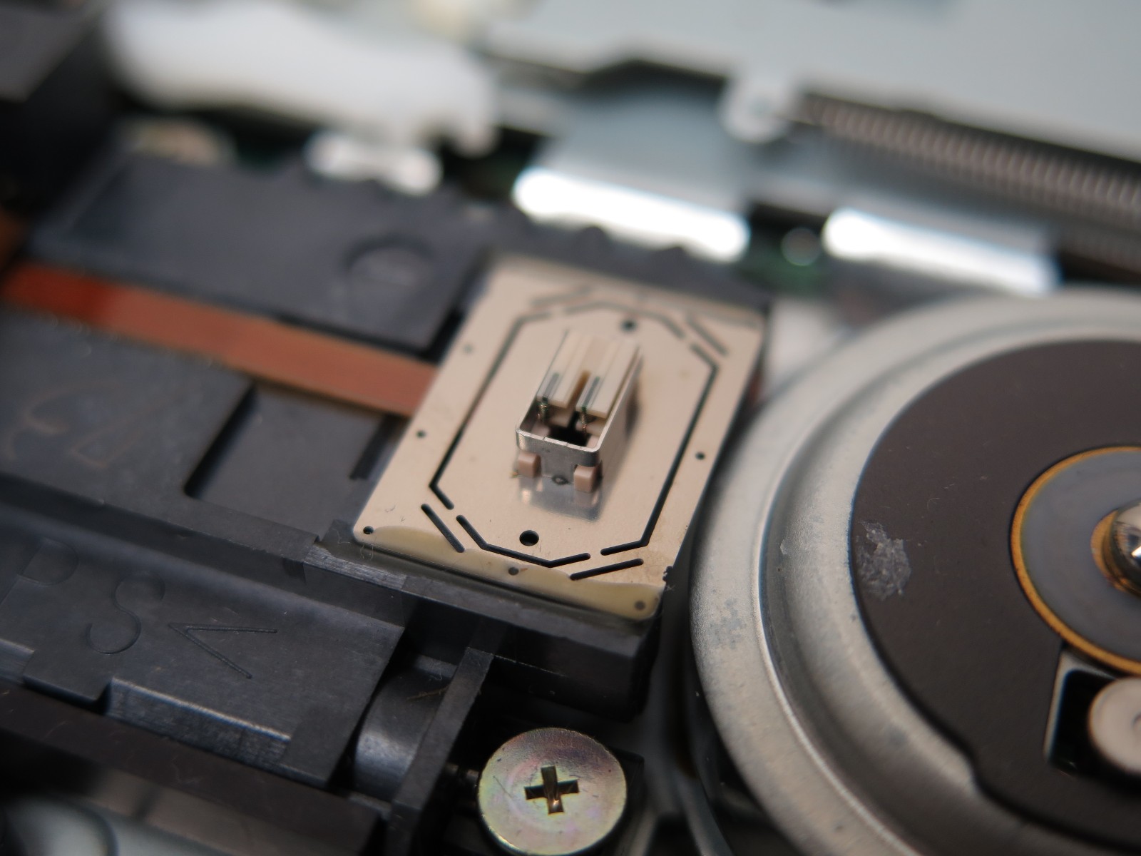 FD用とSuperDisk用で別々に用意されたデュアルギャップヘッド。長さの異なるコイルが2つあることがわかる