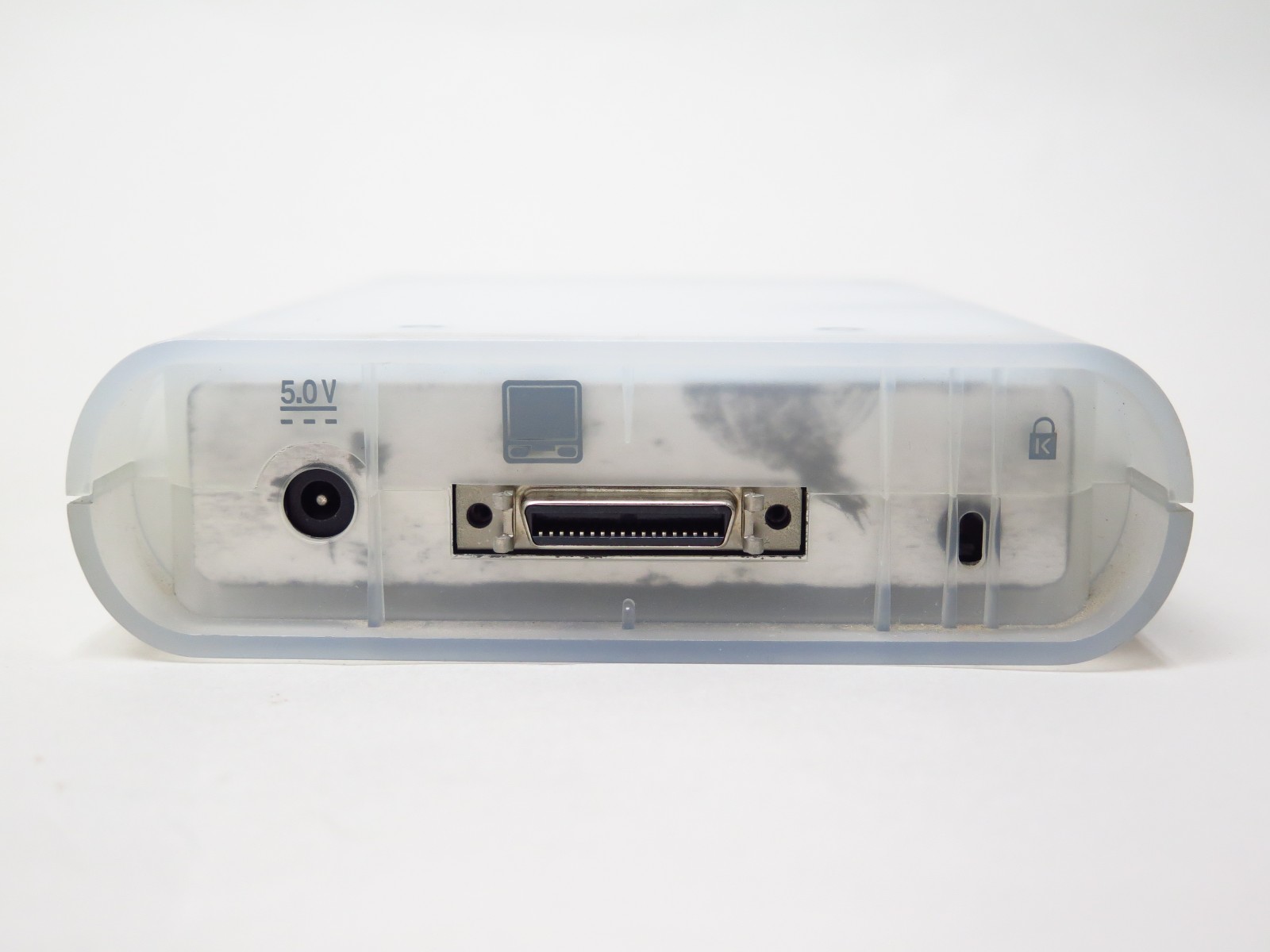 背面は独自コネクタ。電源は別途ACアダプタを利用する