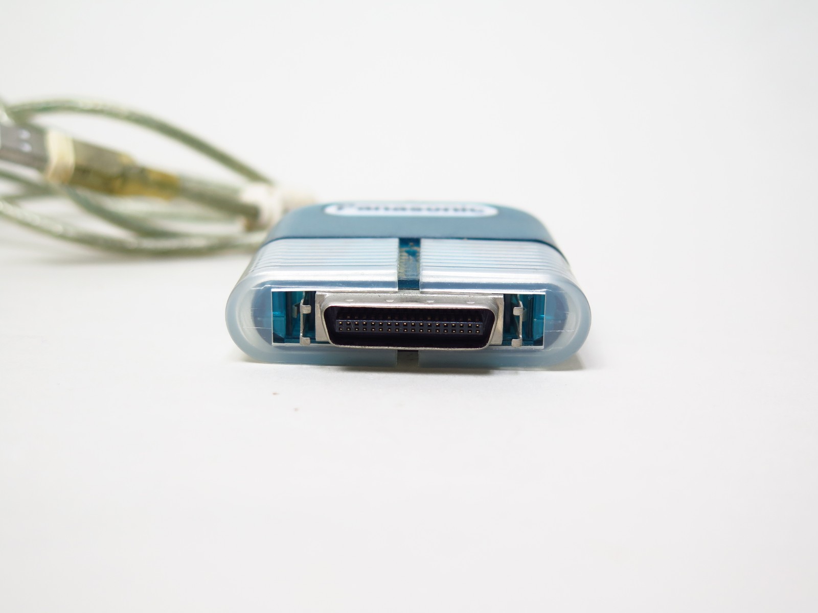 独自コネクタからUSBに変換するケーブル。このコネクタユニットに変換チップを内蔵しているようだ