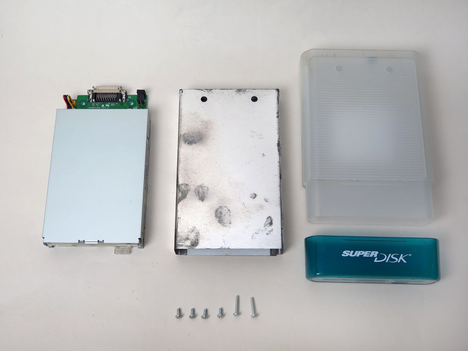 構造は簡単で比較的容易に中身を取り出せる。どうやら前のオーナーは一回分解しているようで、指紋がついてしまっている