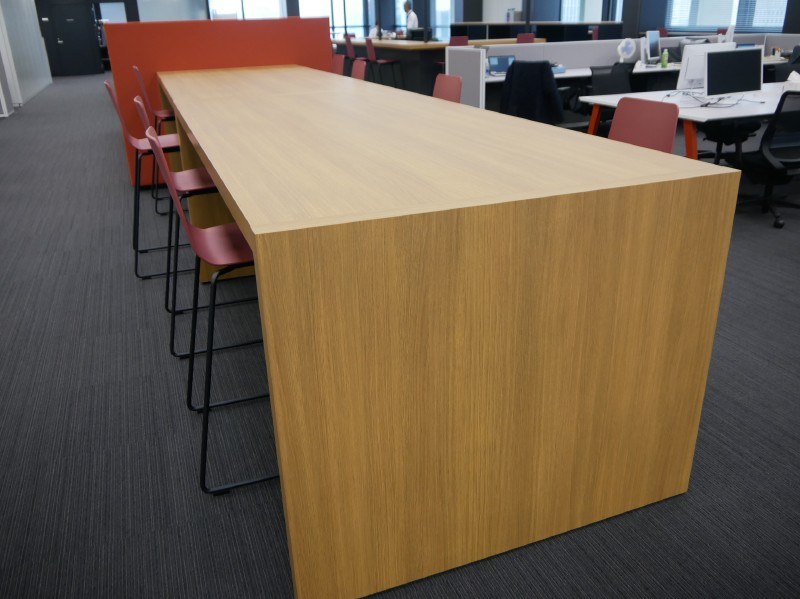 中央部には大きな机を配置。部門を超えたコミュニケーションを行なえるようにしている