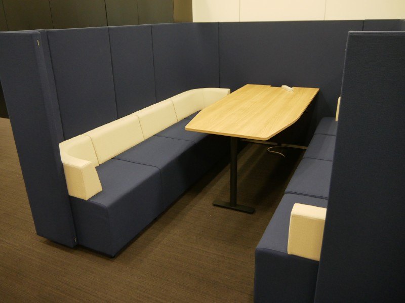 簡単なミーティングはファミレス型ソファで行なえる