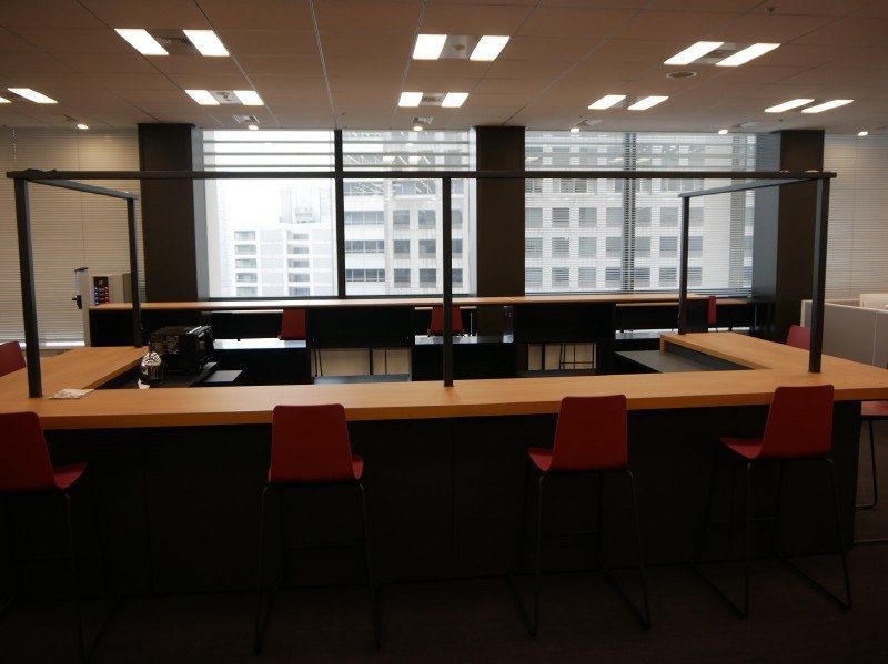 カフェを社内に設置。今後、簡単なコンビニの機能を持たせるという