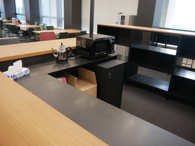 現時点では電子レンジとポットだけが置かれていた