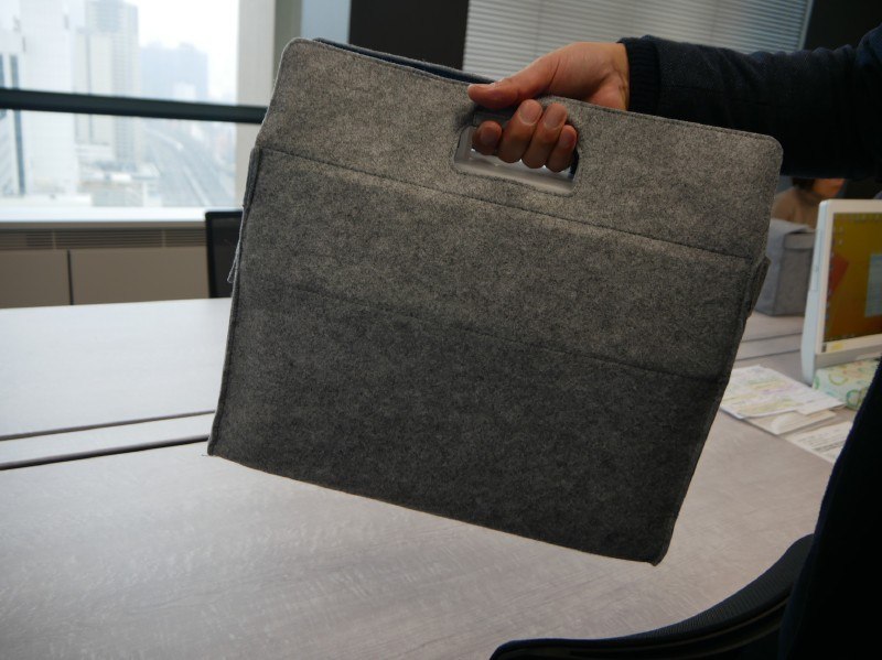 社員の備品はこの箱のなかに入れて移動する仕組みだ